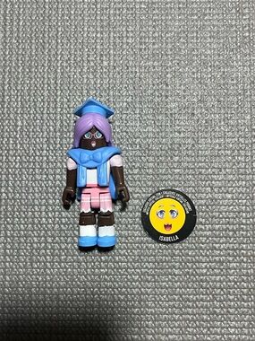 Roblox Toy Celebrity Series 9 – Star Sorority: Isabella Moondust (Isabella Face)